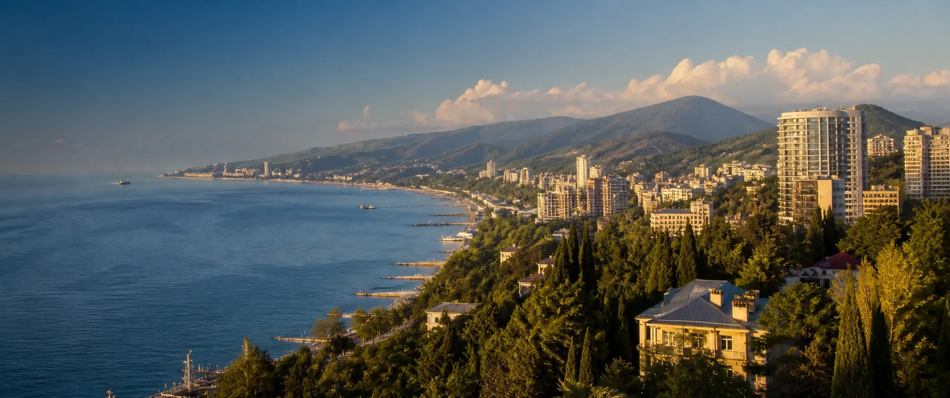 Панорама центрального Сочи, Чёрного моря и зелёных склонов